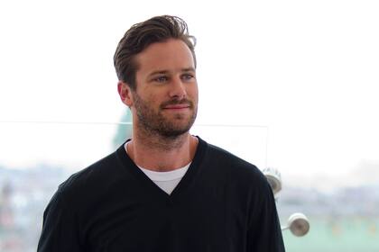 Armie Hammer no habla con la prensa, pero fuentes cercanas al actor aseguran que está muy tranquilo