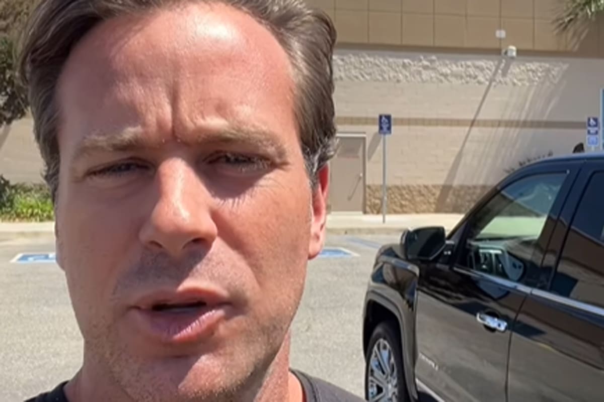 Armie Hammer reveló que vive en un “departamento diminuto” y realizó polémicas declaraciones sobre sus cuestionadas prácticas: “Las personas eran como mi bolsa de droga con piel”