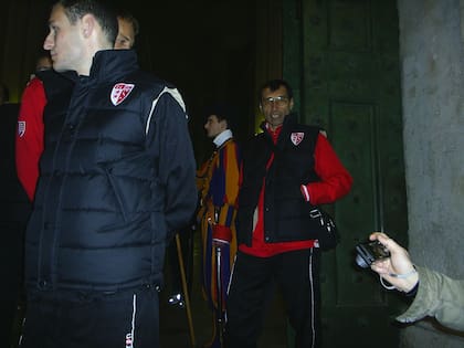 Armúa camina por los pasillos de Ciudad del Vaticano con el plantel de Football Club Sion