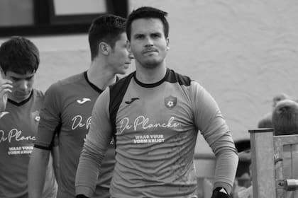 Arne Espeel, arquero de Winkel Sport B, de la Segunda División Regional de la provincia de West Flanders, falleció a los 25 años y luego de atajar un penal
