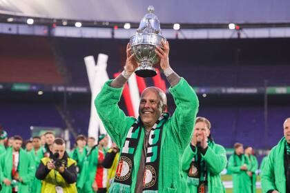 Arne Slot, el exitoso entrenador de Feyenoord que llega a Liverpool con la experiencia de levantar dos copas en su tierra.