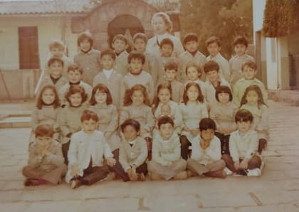 Arnedo hijo con sus compañeros de clase en el Colegio del Salvador, a metros de donde años después cayó el rayo
