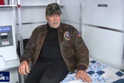 Arnold Schwarzenegger dentro de una de las viviendas que donó para los veteranos estadounidenses que se encuentran en un campamento en el oeste de Los Ángeles