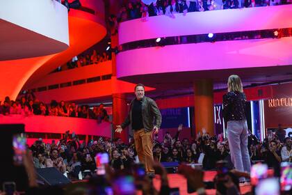 Arnold Schwarzenegger en medio de la exhibición dedicada a los contenidos de la plataforma