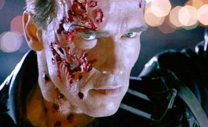 Arnold Schwarzenegger en Terminator, su papel icónico. También estudió Economía