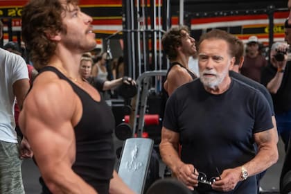 Arnold Schwarzenegger entrena a su hijo Joseph Baena para su primera competición de culturismo