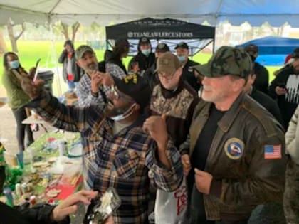 Arnold Schwarzenegger visitó los refugios instalados en Los Ángeles y conversó con los veteranos beneficiados por su donación durante una celebración navideña en 2021