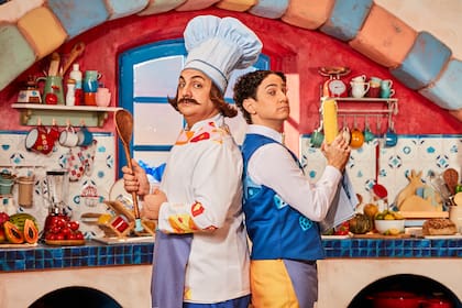 El cocinero Arnoldo y Francis en la cocina de El Ristorantino, un restaurante de un pequeño pueblo costero
