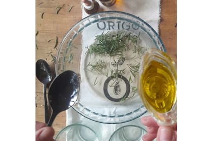 Aromatizador de Isabel, utilizado en el siglo XIV por la reina Isabel de Hungría, quien le atribuyó su cura a la receta, basada en romero.