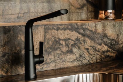 Aromo monocomando para mesada de cocina, disponible en negro mate y también en cromo.