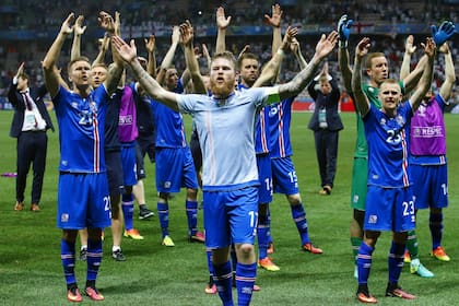 Aron Gunnarsson encabeza el festejo de Islandia, que este viernes afrontará un examen en California contra México