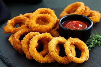 Aros de cebolla con salsa ketchup.