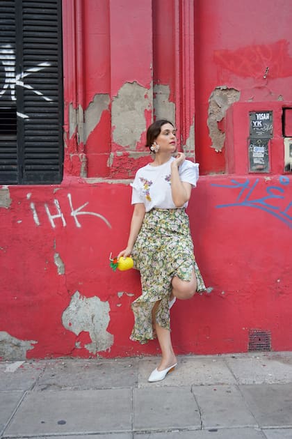 Aros: Jacinta Festeja Vaso ananá: Cachita Deco Remera: Zara