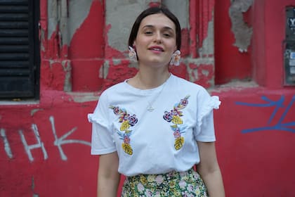 Aros: Jacinta Festeja Vaso ananá: Cachita Deco Remera: Zara
