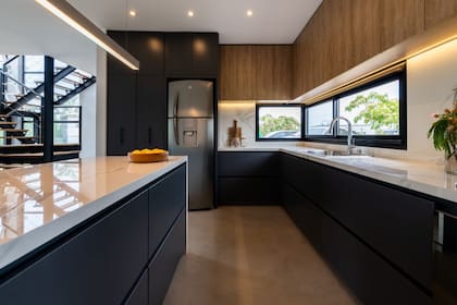 Los electrodomésticos se integran con la cocina dentro de un mueble o se "esconden" en paneles con puertas donde están enchufados y listos para usar pero no a la vista