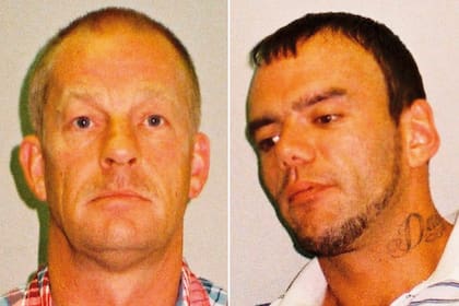 George Powell y Layton Davies se encargaban de recorrer parte Inglaterra con un detector de metales para buscar objetos enterrados que pudieran reportarles grandes beneficios económicos