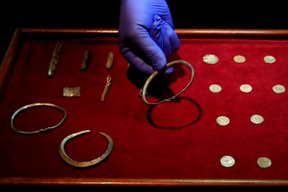 La maldición de un tesoro vikingo cayó sobre dos aficionados ingleses que encontraron monedas y joyas enterradas con un detector de metales