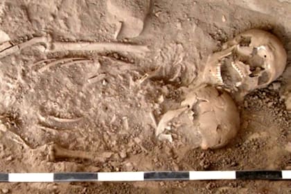 Un equipo de arqueólogos encontró una pareja enterrada en "posición de cucharita" en el sitio bíblico de Betsaida en Israel