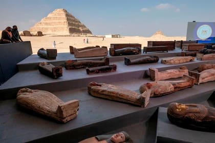 Las autoridades de Egipto presentaron un centenar de sarcófagos de más de 2500 años de antigüedad en perfecto estado