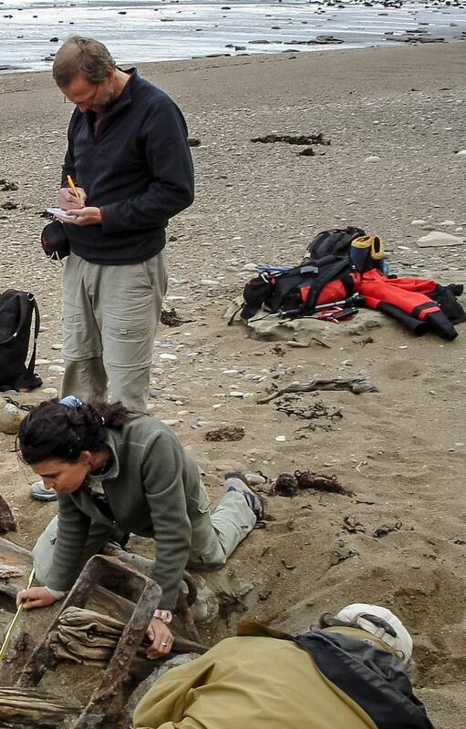 Arqueología subacuática: investigadores del INAPL y otros colaboradores realizan el elevamiento de los restos de un naufragio registrado en la costa del Parque Nacional Monte León, en Santa Cruz