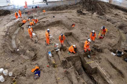 Arqueólogos de HS2 excavando artefactos romanos. En el lugar encontraron las increíbles estatuas y explicaron que están desde antes de la construcción de la iglesia normanda.