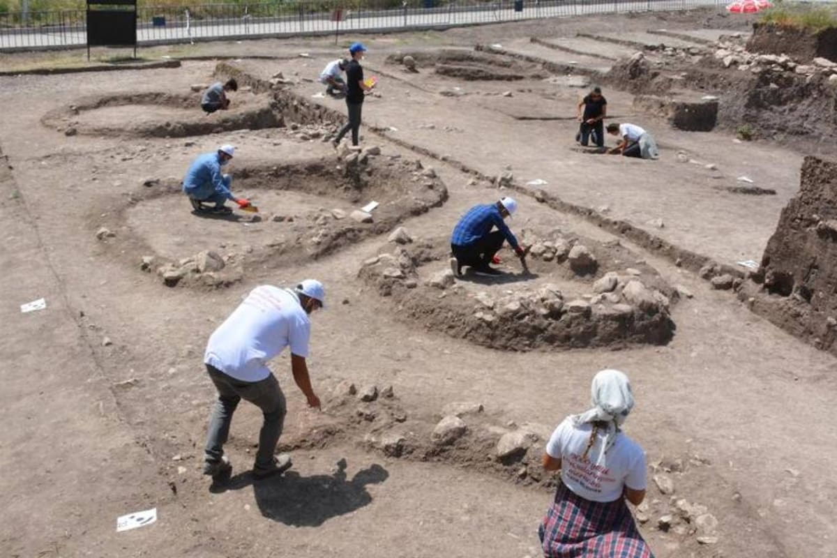 Arqueólogos del museo y de la universidad de Bilecik fueron los encargados de trabajar en la excavación
