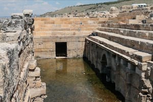 Arqueólogos descubren la puerta al infierno que aterrorizaba a los griegos y romanos