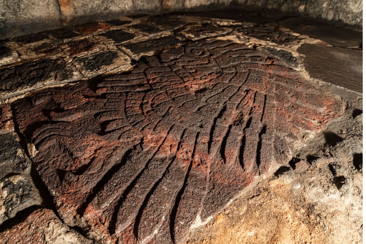 Arqueólogos descubren una enorme escultura de un águila de hace 600 años en un templo azteca Foto: INAH México