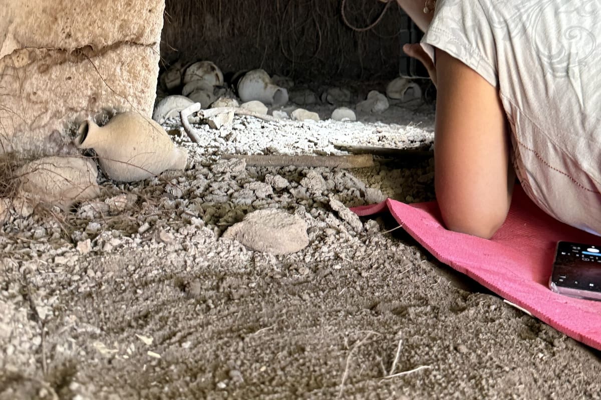 Arqueólogos descubrieron tres "casas de hadas" durante una excavación en Cerdeña, en la que hallaron más de 30 artefactos de la época romana y fragmentos de cerámica