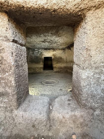 Arqueólogos descubrieron tres tumbas subterráneas prehistóricas, talladas en la roca entre 5000 y 7000 años atrás