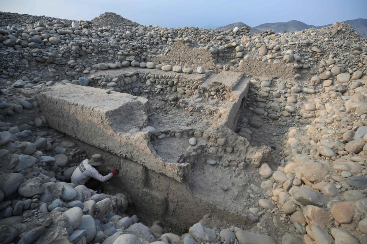 Arqueólogos descubrieron un templo de 4000 años en Perú y encontraron un objeto que los sorprendió