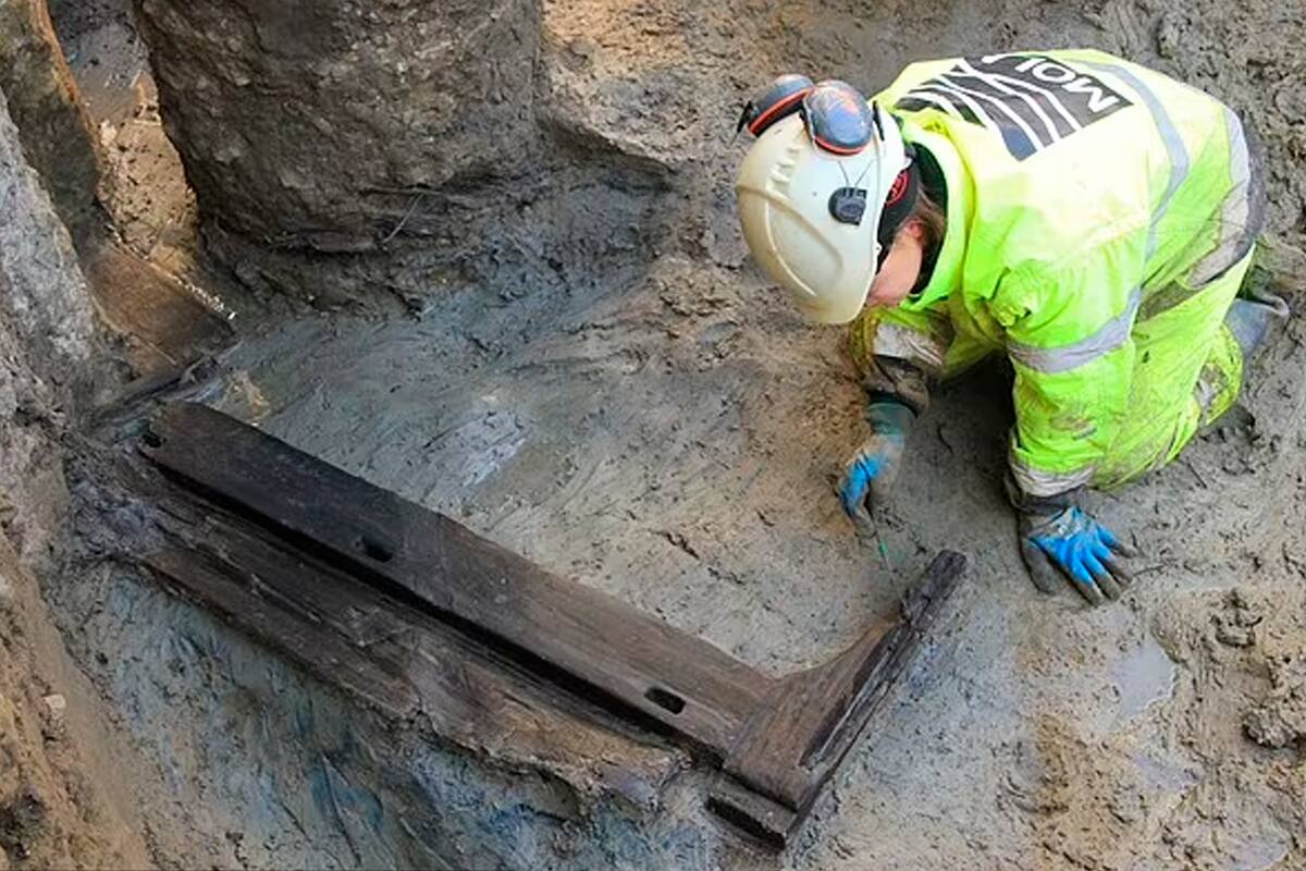 Arqueólogos hallaron el primer lecho funerario del imperio romano en el medio de Londres