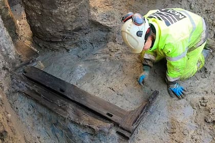 Arqueólogos hallaron el primer lecho funerario del imperio romano en el medio de Londres