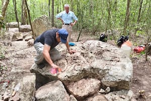 Cómo descubrieron una ciudad maya oculta en la selva con una pirámide y 14 monumentos