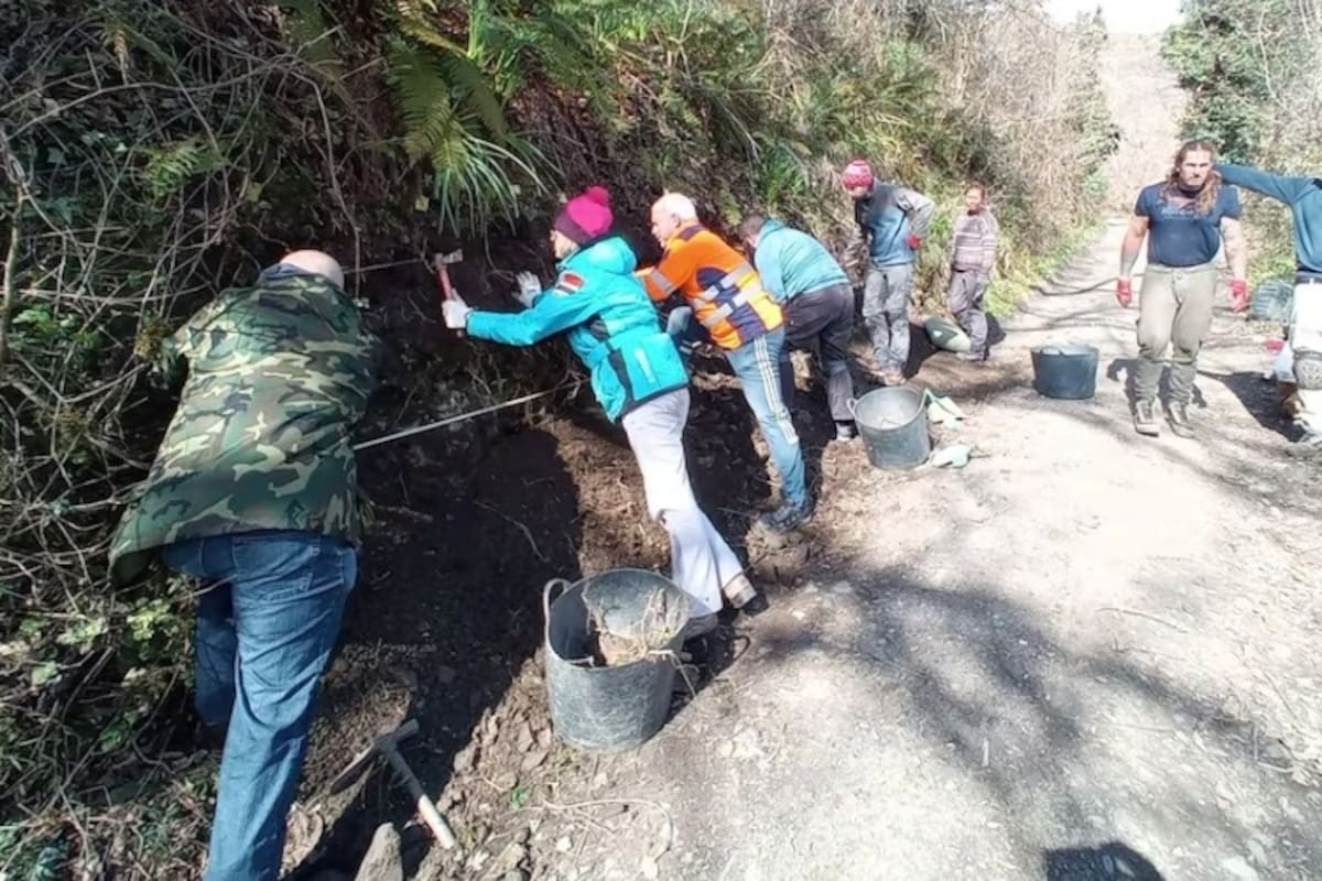 Arqueólogos trabajando en los restos del castillo