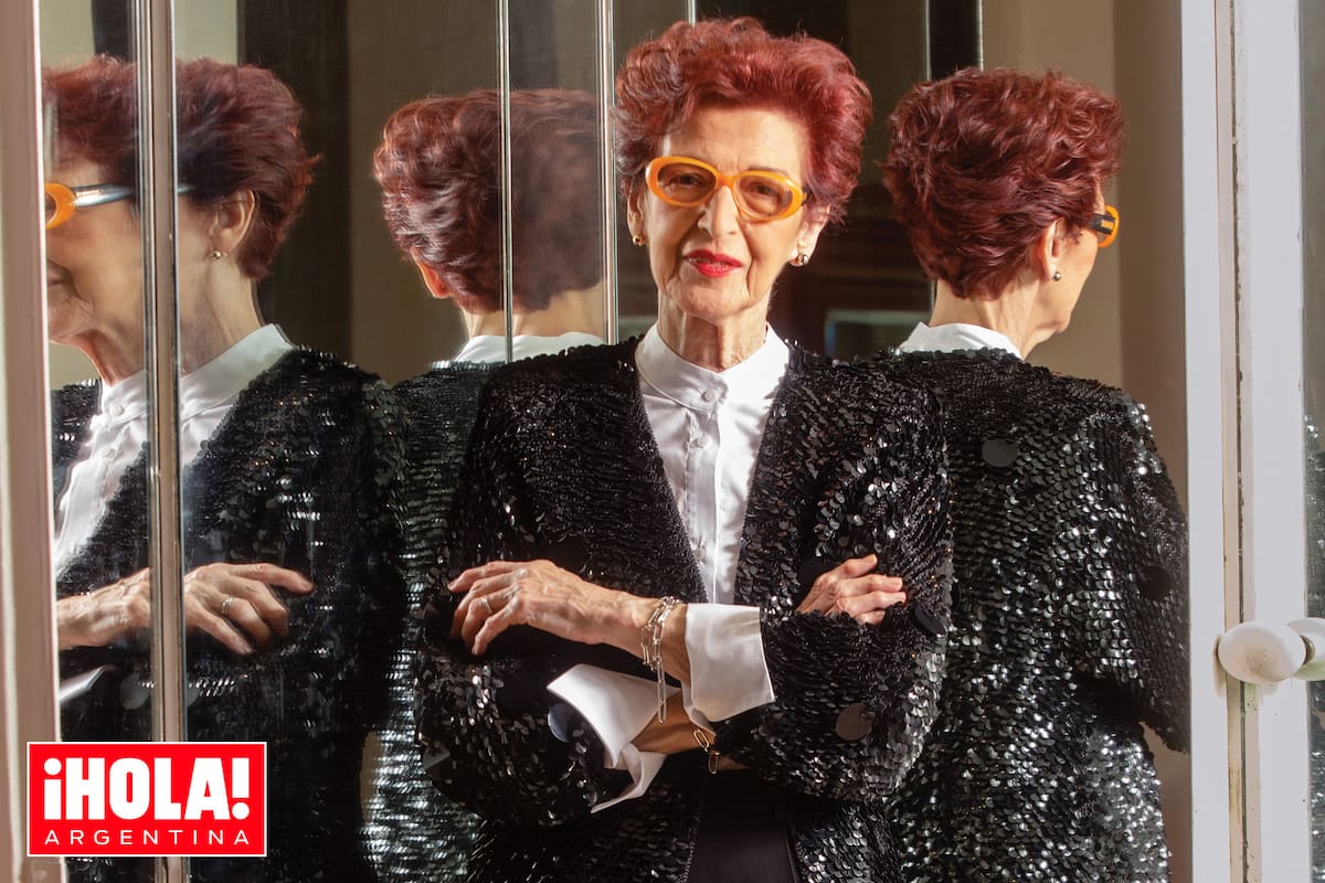 Arquitecta, paisajista, ambientadora y artista, posa rodeada de espejos que reproducen su imagen de mujer de vanguardia sin estridencias.