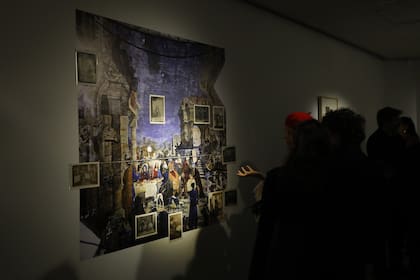 Arquitecto, pintor y fotógrafo, Augusto Ferrari apeló a su experiencia para decorar en Buenos Aires la Capilla del Divino Rostro y reformar la Iglesia de San Miguel Arcángel, donde pintó además 120 cuadros