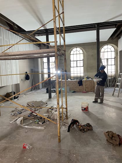 Arquitectos e interioristas trabajan a contrarreloj para restaurar pisos, recuperar carpinterías, reparar muros y devolverle parte de su identidad original