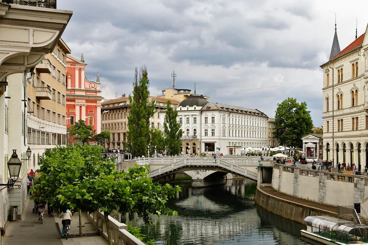 Arquitectura histórica a orillas del río Ljubljanica, en Liubliana; la capital eslovena es también la Capital Verde Europea