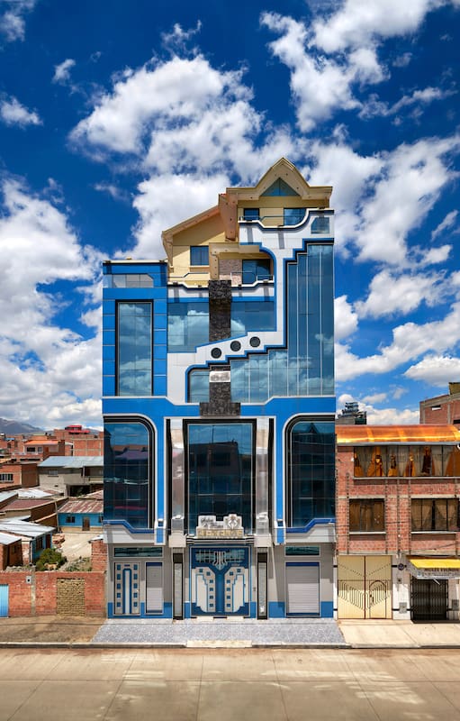 Las extravagantes obras del ingeniero boliviano Freddy Mamani, en una muestra fotográfica imperdible