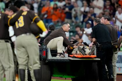 Arráez de los Padres llevado al hospital después de colisión en la primera base