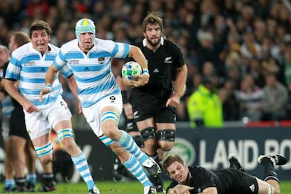Arranca Leo Senatore contra los All Blacks y Richie McCaw queda desparramado: su jugada inolvidable en el Mundial 2011