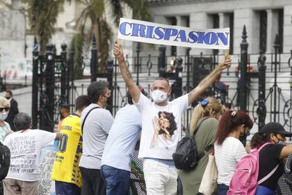 La mayor parte de los manifestantes se ubicaron en la puerta de ingreso del Congreso para ver de cerca a los concurrentes.