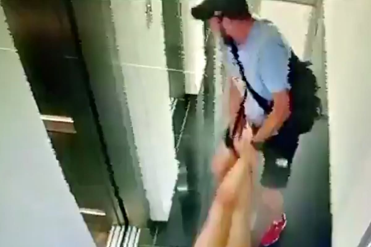 Arrastró a su pareja por el pasillo del edificio durante las vacaciones