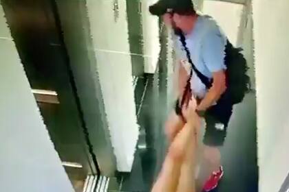 Arrastró a su pareja por el pasillo del edificio durante las vacaciones