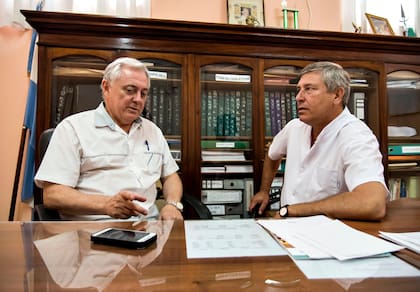 El secretario de salud, Carlos Mondino (izquierda) y el subdirector del hospital local, Gustavo Lecina (derecha) se reunieron para analizar los casos