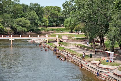 El balneario municipal es uno de los puntos de encuentro de Arrecifes