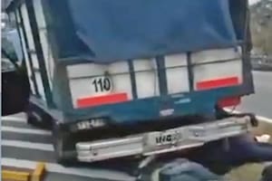 Arreglaba su camioneta y murió aplastadao