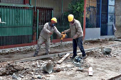 Arreglos de veredas y cunetas son obras que el Gobierno consideró de "baja envergadura" y la gestión anterior, dentro del Argentina Hace, las catalogó como de "infraestructura".
