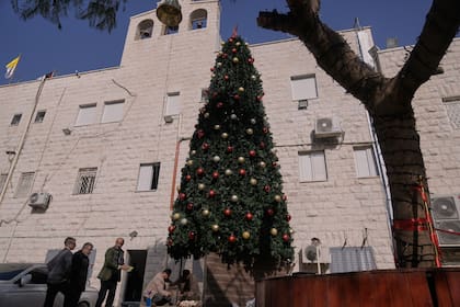Arrestan a 3 palestinos por presunto ataque a un árbol de Navidad en iglesia católica en Cisjordania